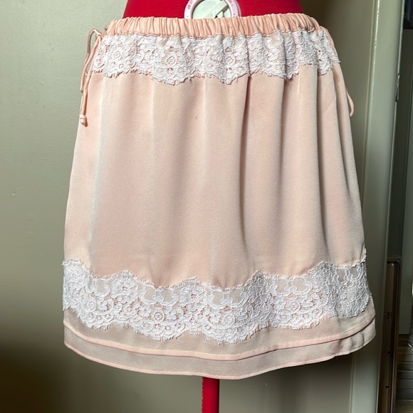 3/$15 🏷️ Banana Republic peach silky satin polyester lined lace-top mini skirt - Picture 2 of 11